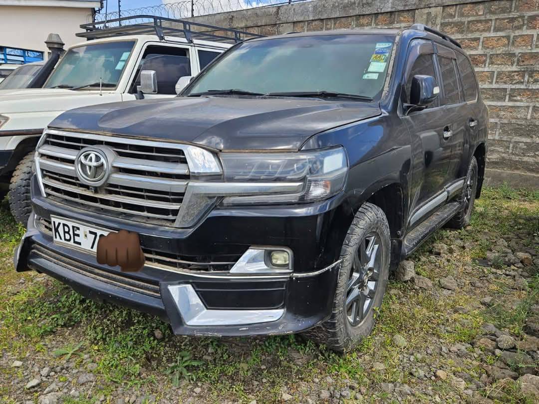 A picture of landcruiser prado V8