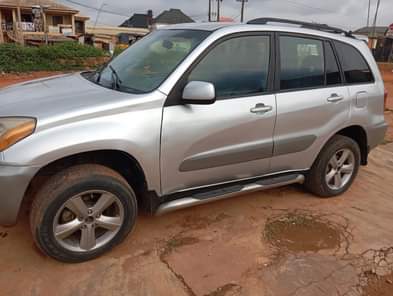 A picture of Rav4 with good engine and gear clean in and out
