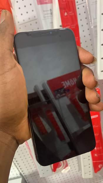 A picture of iPhone Xs max with Face ID 256gb