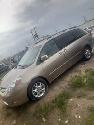 A picture of Toyota sienna 08038587752