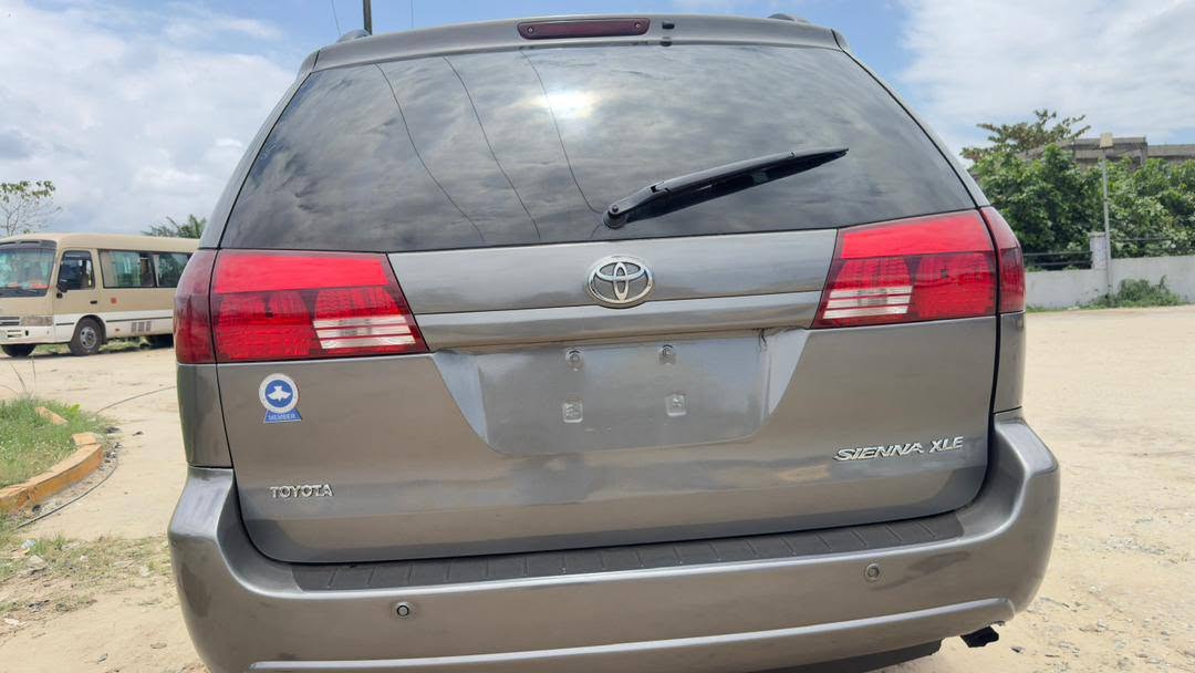 A picture of Toyota sienna 05