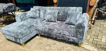 A picture of Sofa kali na za kisasa zinapatikana hapa
