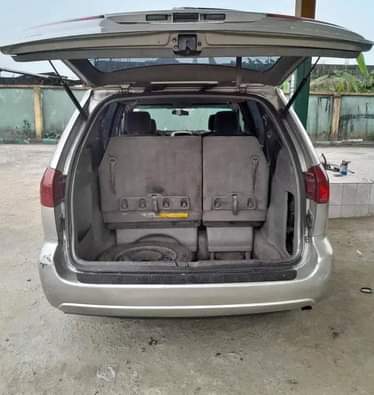A picture of 2005 sienna Engine has top noise 3m Agent settlement 80k