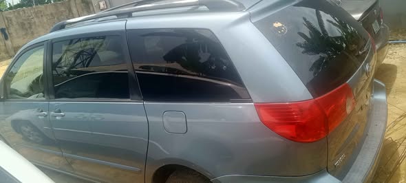 A picture of 2008 Toyota sienna