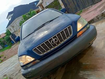 A picture of CLEAN 2002 LEXUS RX300