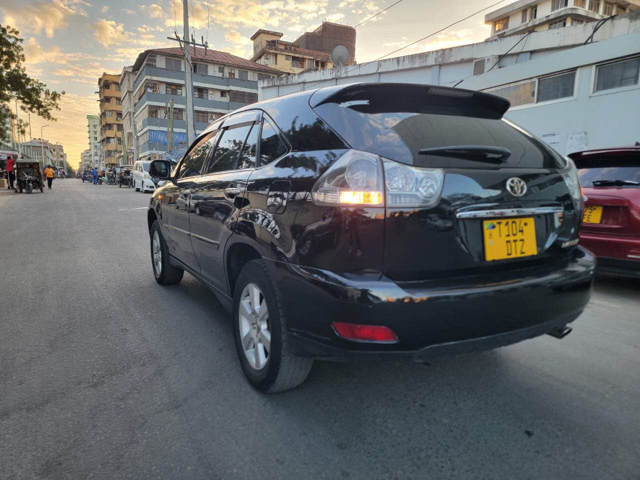 A picture of TOYOTA HARRIER 0767058883