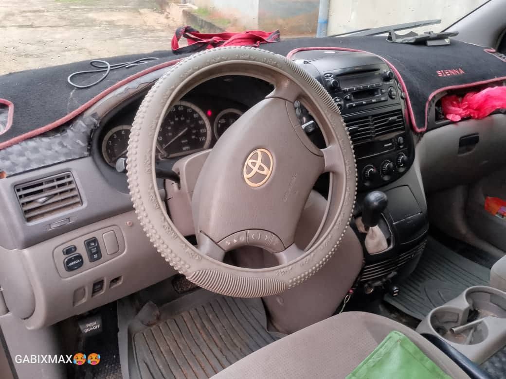 A picture of Toyota Sienna 04 Model