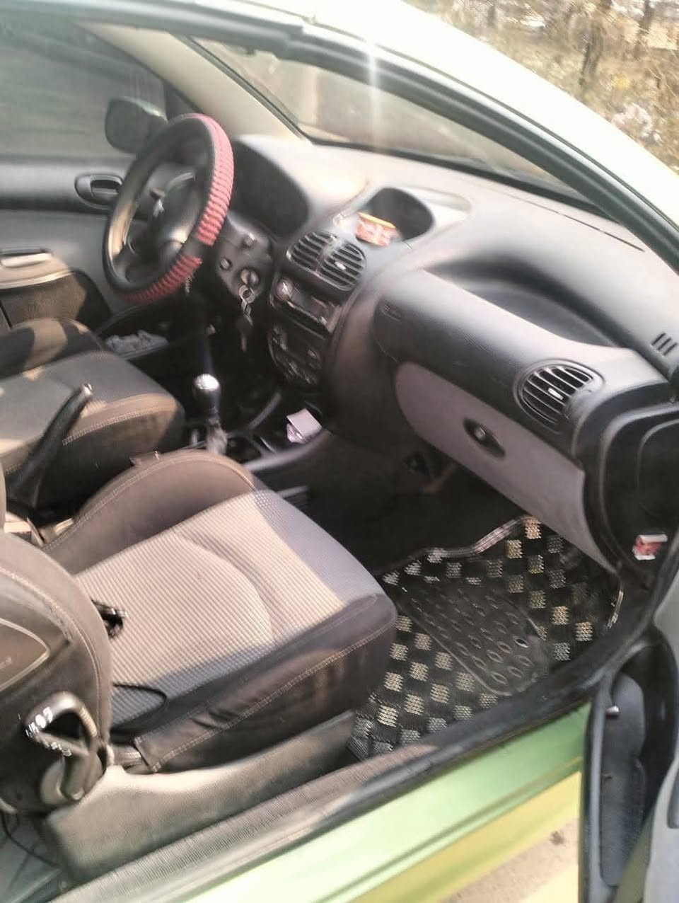 A picture of 2005 206 peugeot