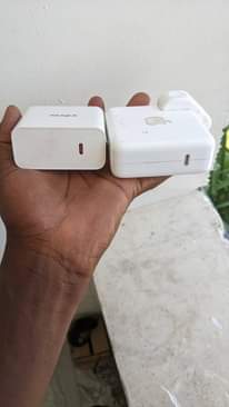 A picture of Vichwa charge iphone type C na Infinix type C