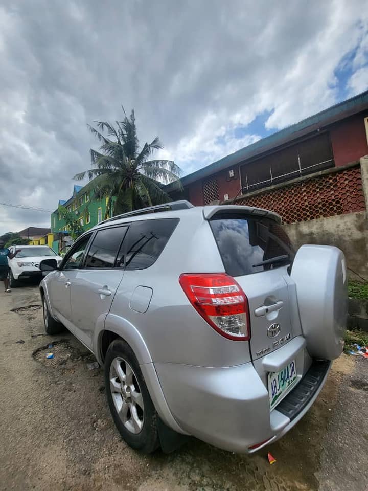 A picture of Toyota RAV4 08