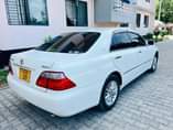 A picture of TOYOTA CROWN