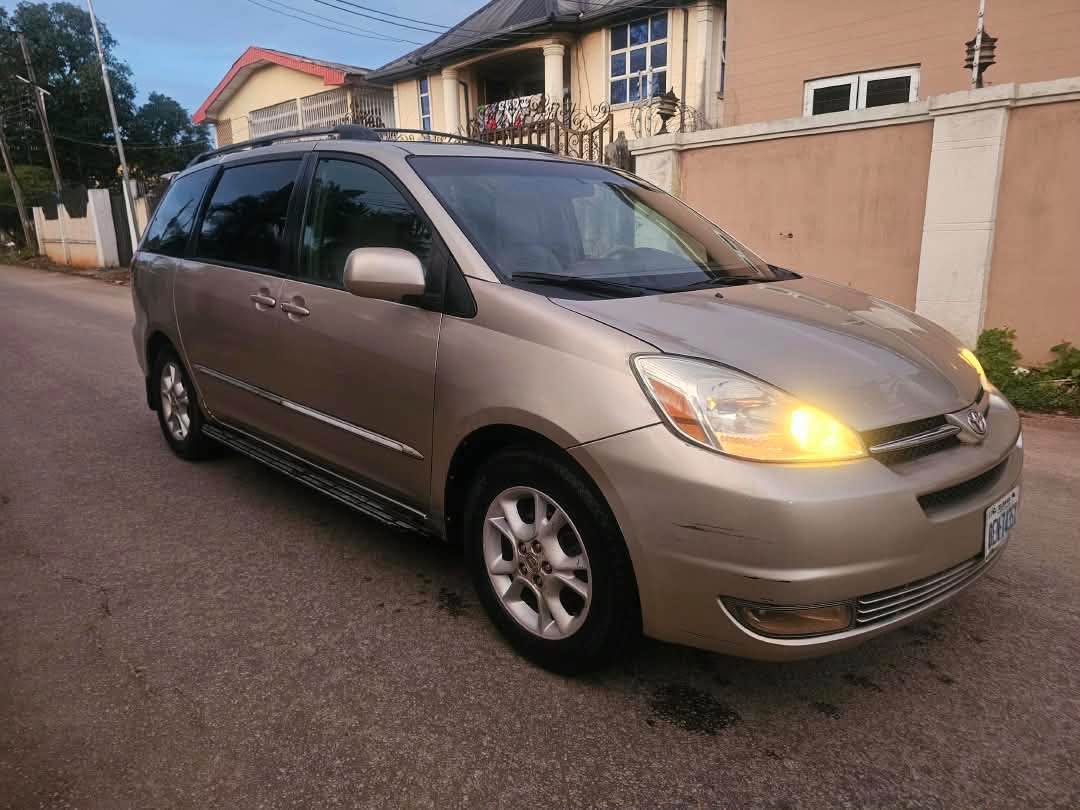 A picture of Toyota sienna XLE 2006 Model