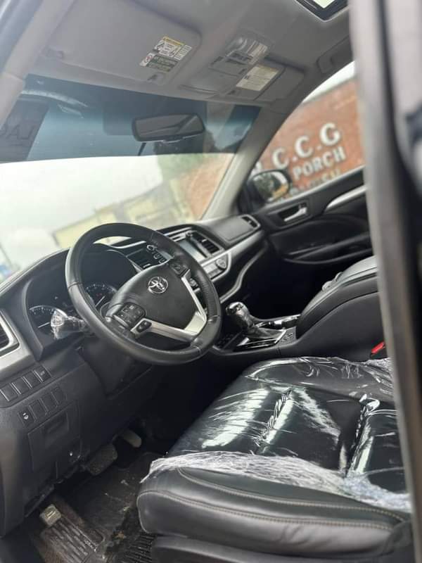 A picture of Toyota Highlander XLE 2015 Thumb start Black on Black Clean