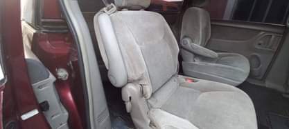 A picture of 2005 model Toyota sienna LE Tokumbo standard Year of entry