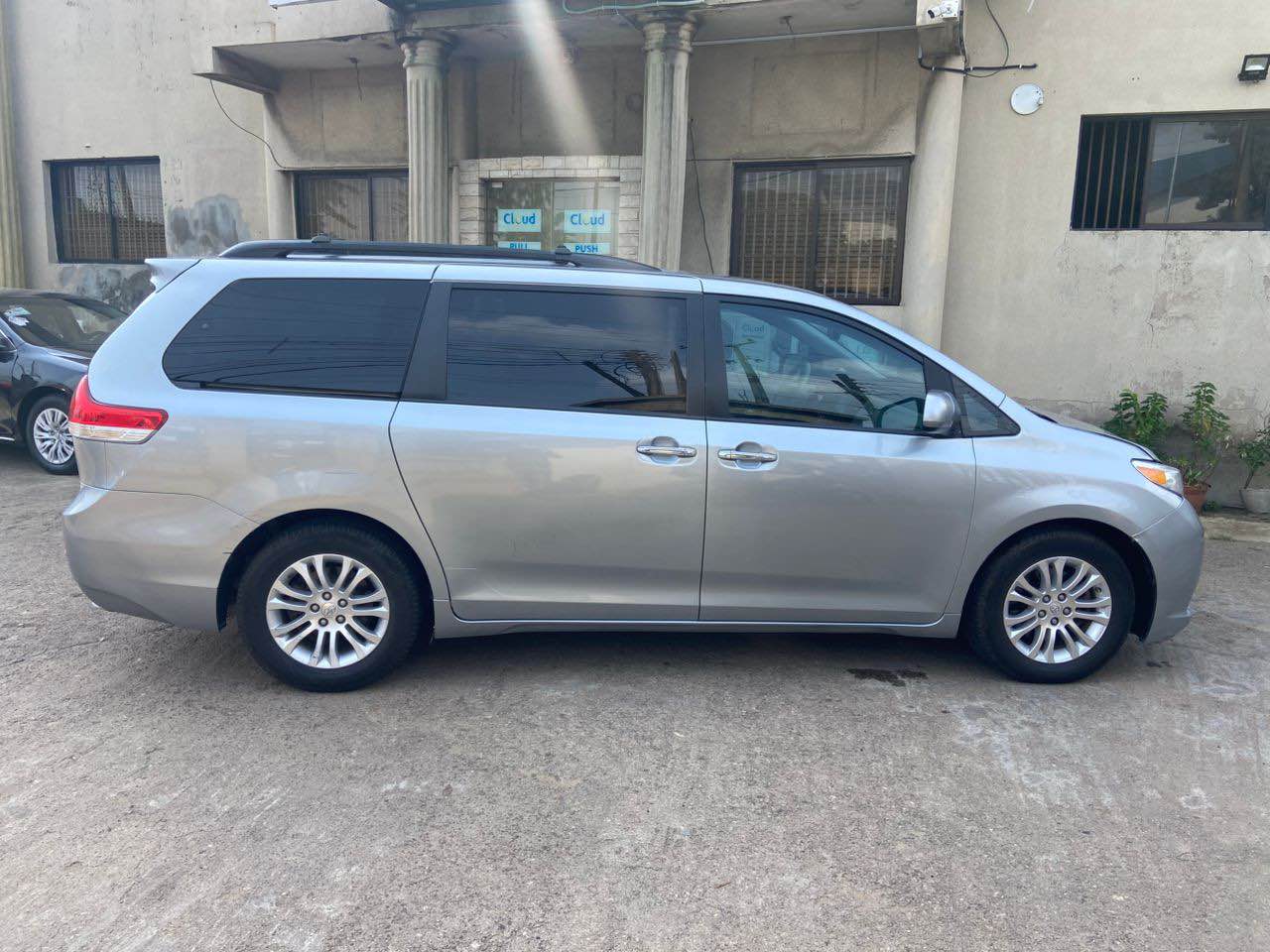 A picture of Toyota sienna XLE thumbstart 2012