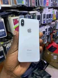 A picture of Iphone x at 520000 it s working perfect fece id