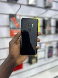 A picture of Samsung S9 plus 64gb clean no dots at only 390k