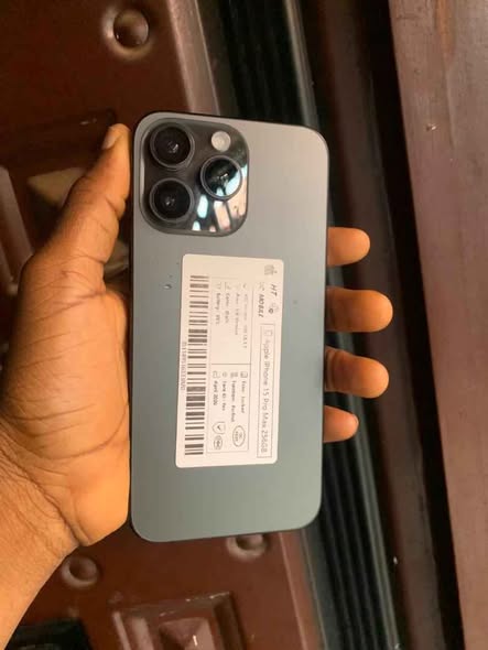 A picture of Iphone 15 pro max faceid and truetone is active WiFi