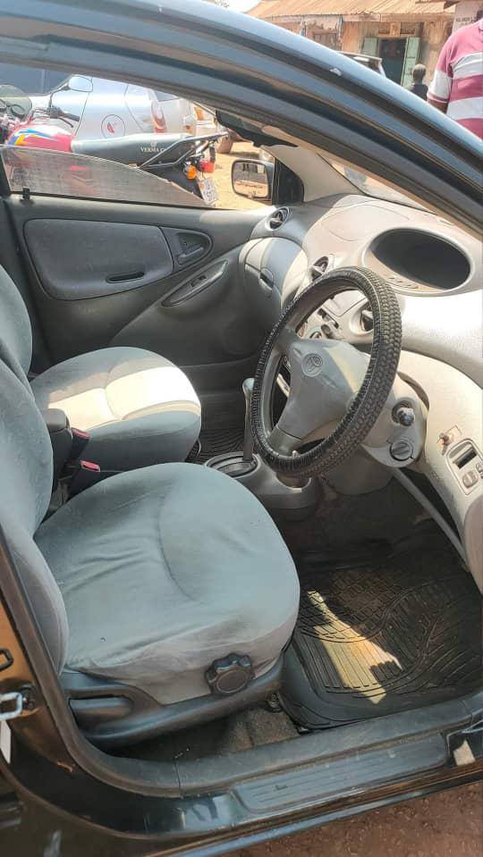 A picture of Toyota Vitz 1.3cc on sale at 9.5m.