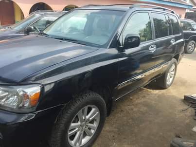 A picture of Neatly used 2005 Toyota Highlander with 3 seater row