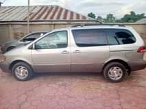 A picture of Toyota Sienna 2001 Good Engine Good gear Neat interior leather