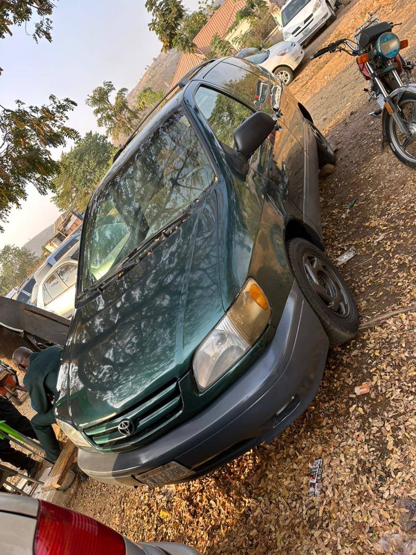 A picture of 2002 Toyota sienna
