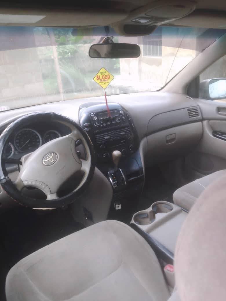 A picture of 2004 Toyota sienna