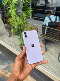 A picture of Iphone 11 plain 64gb