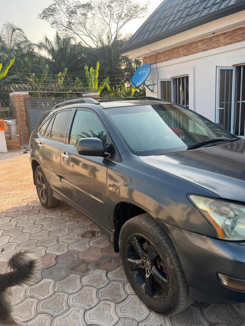 A picture of Lexus rx330