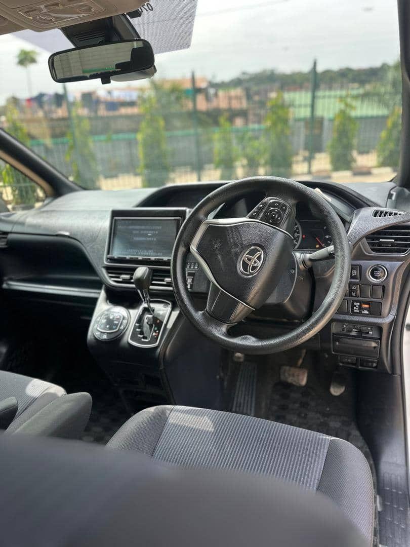 A picture of 2016 Toyota noah