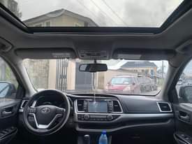A picture of Neatly used Toyota Highlander xle premium edition pure first body