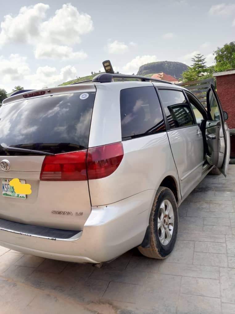 A picture of FASTFINGER 2005 MODEL TOYOTA SEINNA