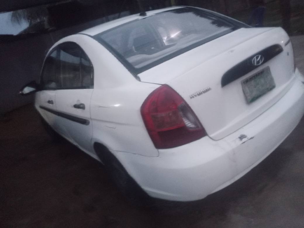 A picture of Hyundai accent with very sound engine and chilling ac