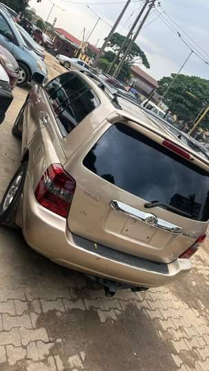 A picture of TOKUNBO STANDARD TOYOTA HIGHLANDER 2005 MODEL 3ROW DM OR CALL