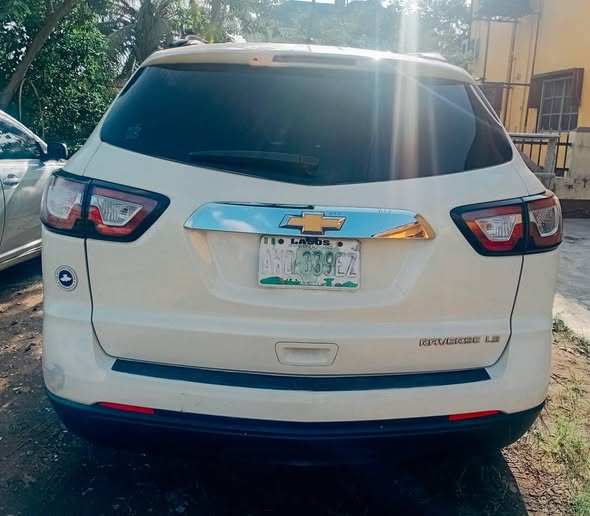 A picture of 2014 Clean 3row first body chevrolet travers traverse