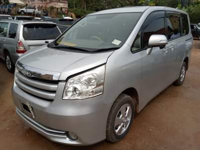 A picture of TOYOTA NOAH