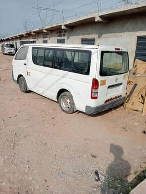 A picture of I need this type of hummer 1 bus used budget