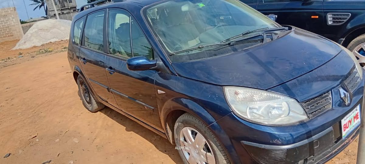 A picture of Renault 3 seater manual