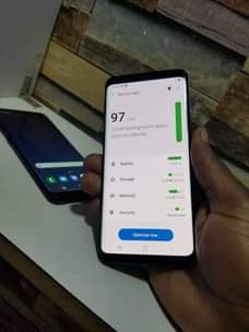 A picture of Samsung Galaxy s9 edge clean with No dot having 64gb