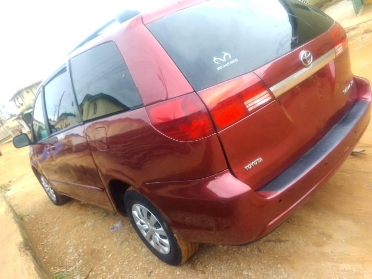 A picture of 2006 Toyota Sienna XLE tokumbo standard