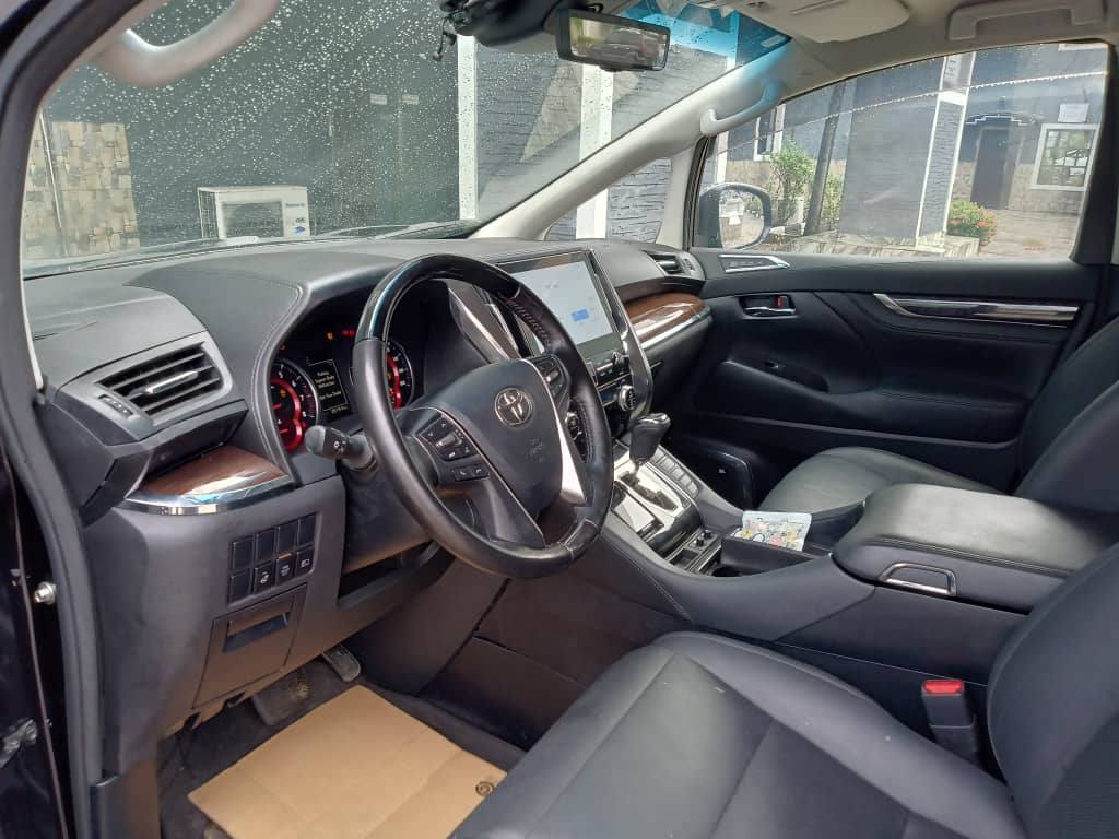 A picture of Direct Belgium 2023 Toyota Alphard