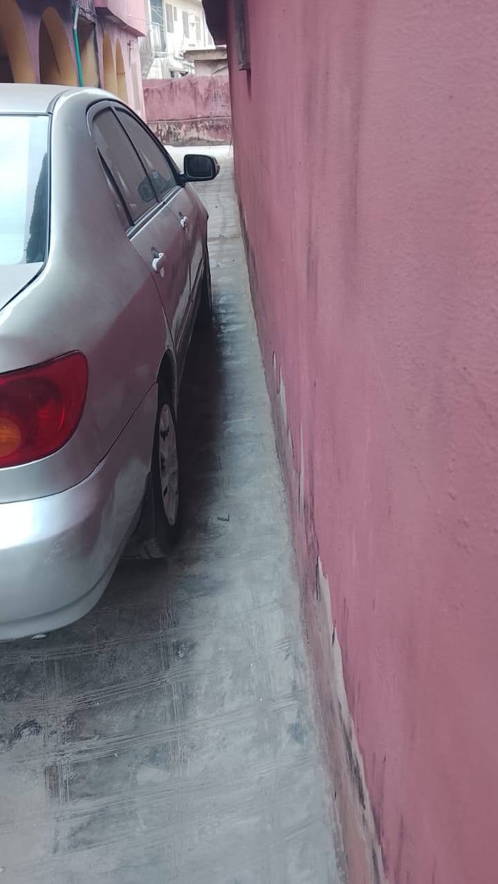 A picture of 2005 TOYOTA COROLLA