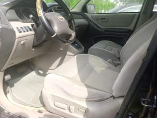 A picture of 2004 TOYOTA HIGHLANDER