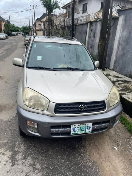 A picture of 03 Rav4