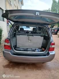 A picture of Neatly used Toyota Highlander 2005 model 3 roll seaters Price