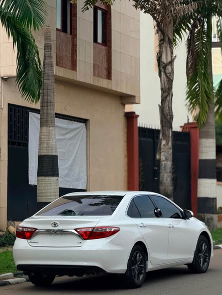 A picture of TOYOTA CAMRY 2016