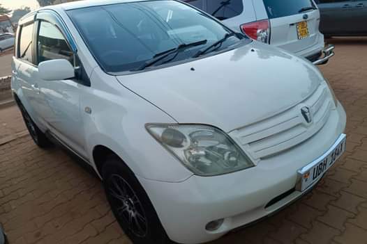 A picture of Toyota ist 15.6m