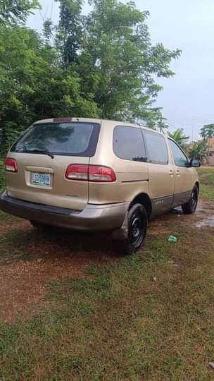 A picture of Toyota siena car