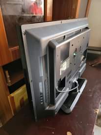 A picture of LG trv original 32 inches with broken screen for sell