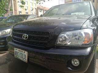 A picture of 2004 TOYOTA HIGHLANDER